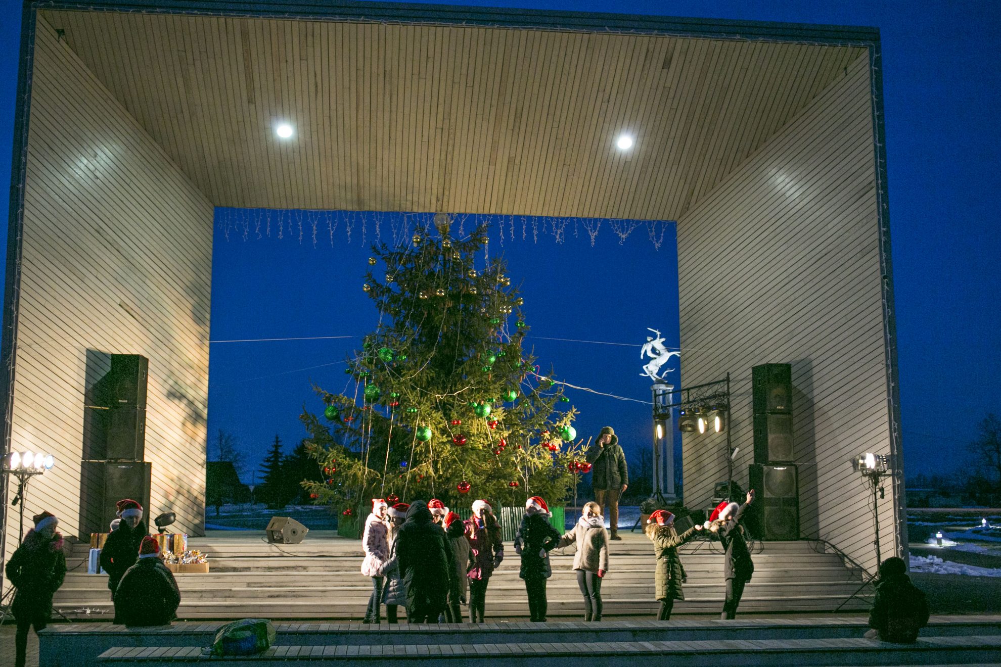 Skambiomis dainomis ir sveikinimais startą gražiausioms žiemos šventėms davė ir Panevėžio rajonas. Čia gyvuoja tradicija pagrindinę eglutę įžiebti vienoje iš seniūnijų. Šįmet ji sušvito Vadokliuose.