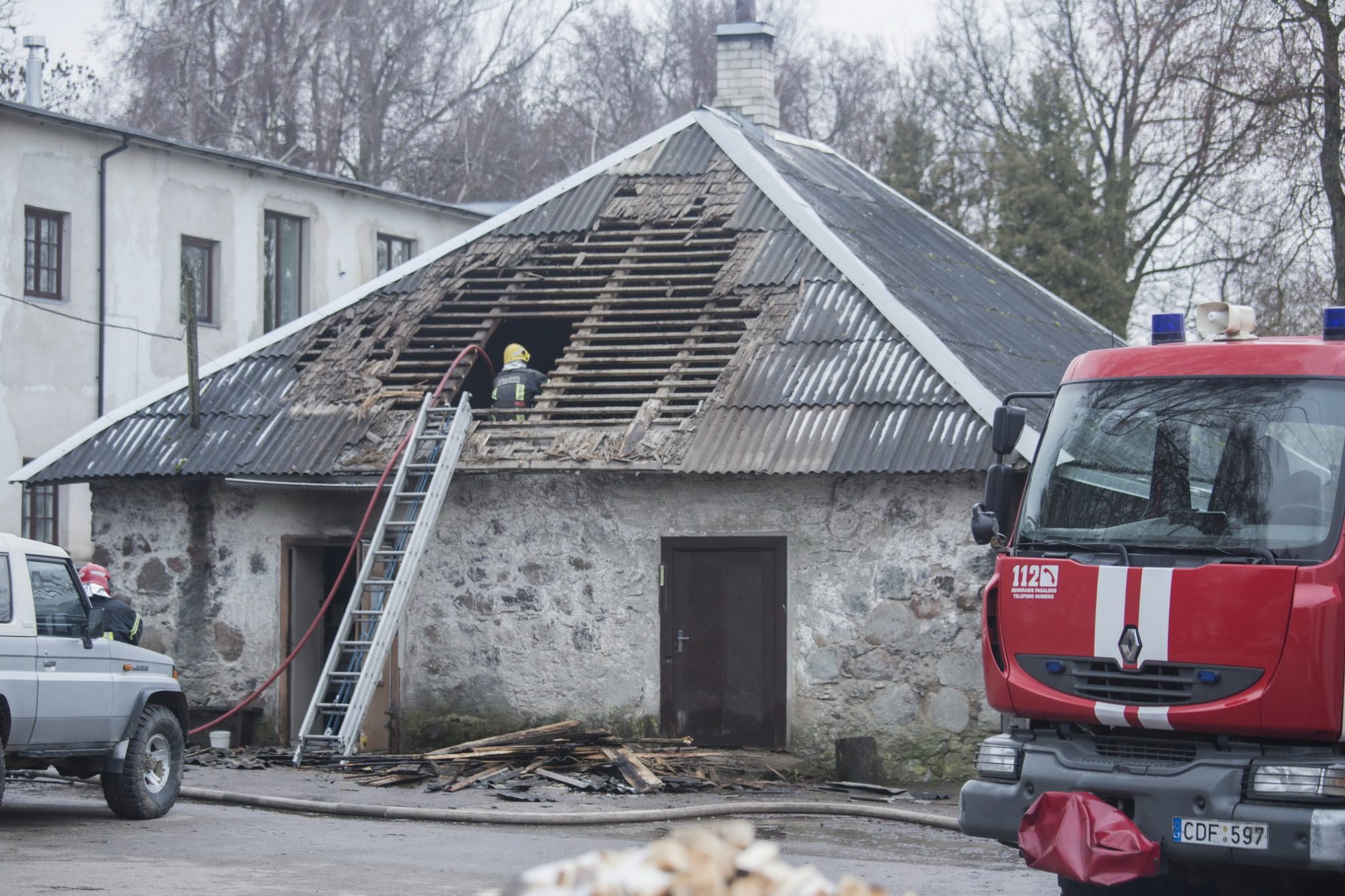 Sekmadienio rytą ugniagesiai gelbėtojai iškviesti gesinti gaisro miesto pašonėje esančioje lentpjūvėje.