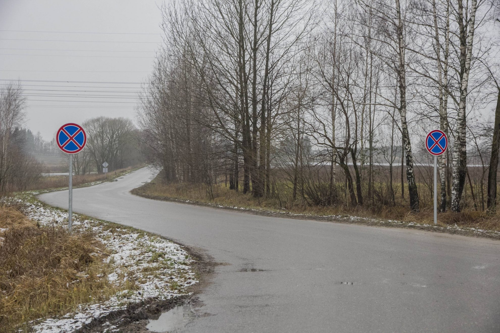 Panevėžio aplinkkelio remontas vargina ir žvejus. Dėl kelininkų darbų jiems dabar tenka pėsčiomis kulniuoti iki tvenkinio, nes šalia jo esančioje gatvėje uždrausta pasistatyti automobilius.