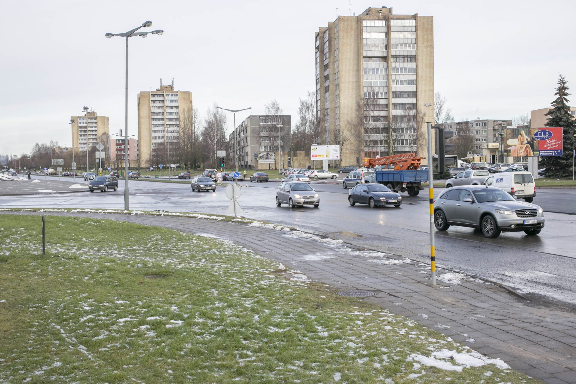 Miesto gatves valančiai įmonei „Panevėžio specialus autotransportas“ vos spėjus pasiskelbti tinkamai pasirengus žiemos sezonui, gamta kelininkams ir vairuotojams surengė slidžių gatvių egzaminą.