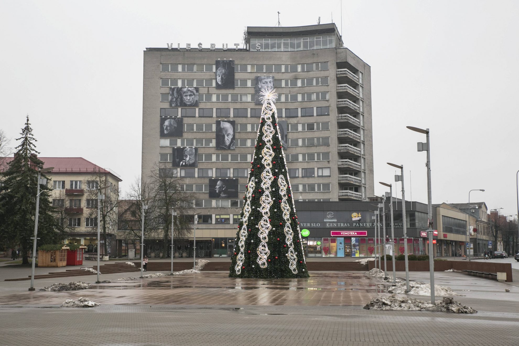 Lietuviški Naujieji metai neįsivaizduojami be petardų ir fejerverkų. Jei savo kaimynui po kojom nenumesi bent vienos „bombioškės“, galima sakyti, metų pradžia ir nenusisekė.