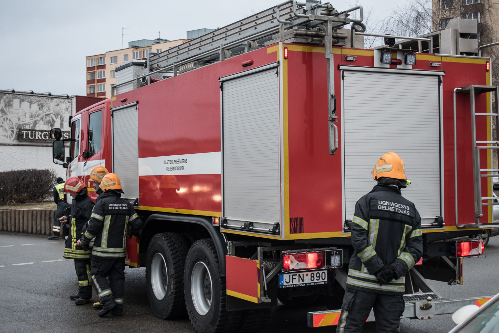 Policija ėmėsi tyrimo dėl gaisro, kilusio Pasvalio rajone, kurio metu panevėžietės namai supleškėjo iki pamatų. Pirmadienio rytas vienai Panevėžio rajone įsikūrusiai metalo apdirbimo įmonei prasidėjo nemalonumais.