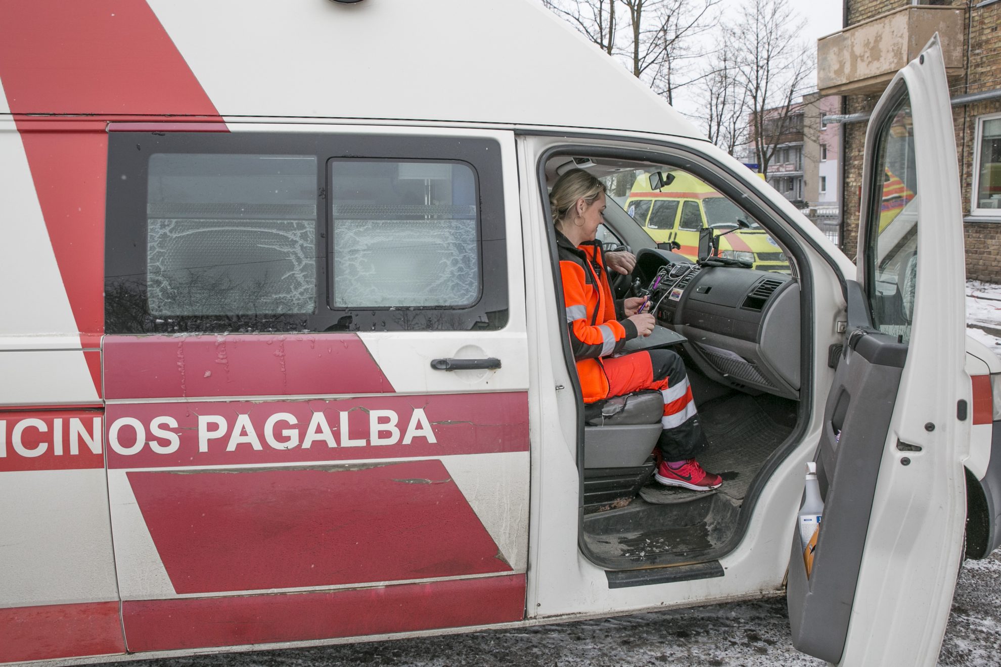 Kraupi avarija Panevėžio apskrityje. Policijos pareigūnės vairuojamam automobiliui išvažiavus į priešpriešinę eismo juostą ir susidūrus su kitu automobiliu, sužaloti trys žmonės, iš jų du – itin sunkiai.