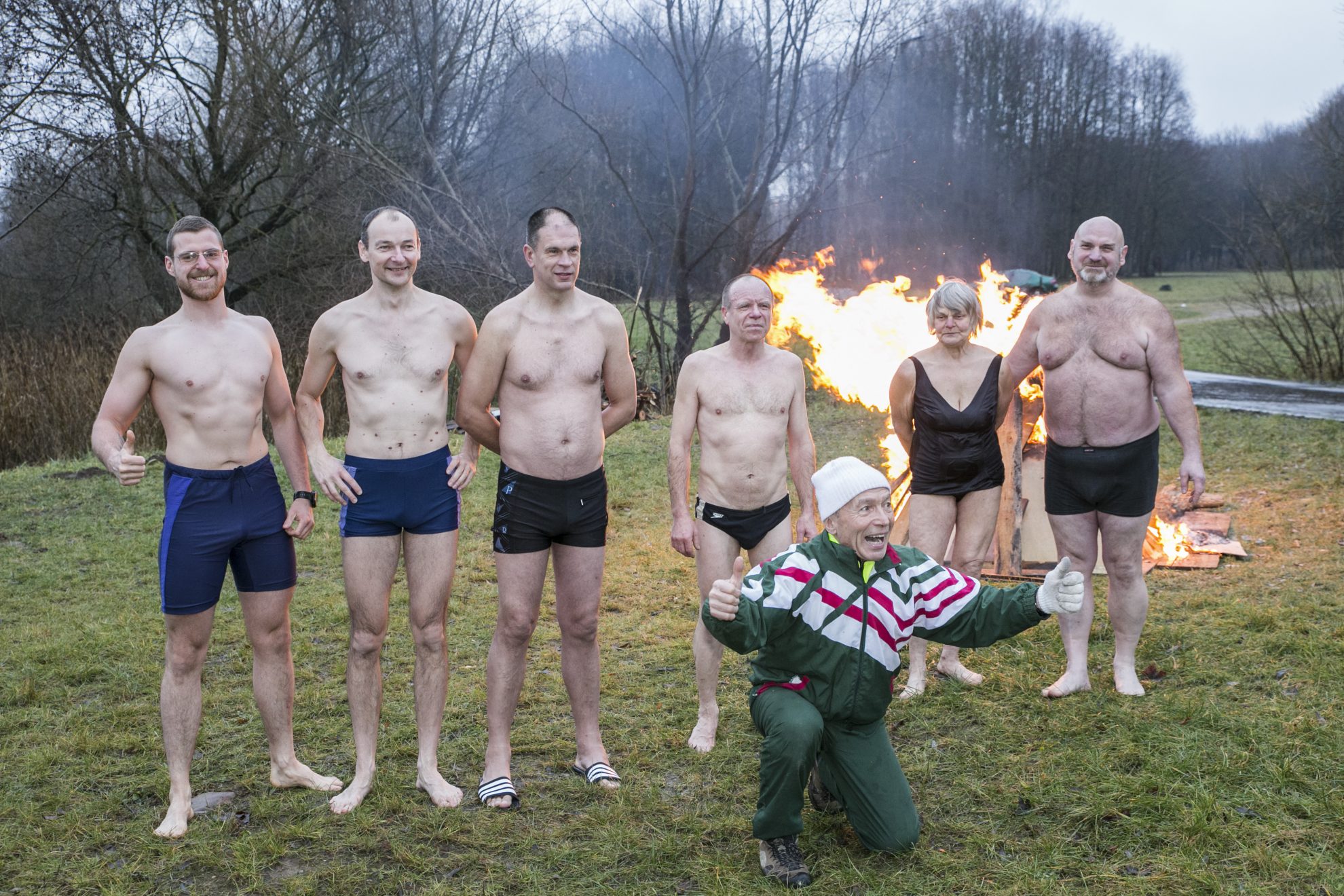 Naujų metų pradžią ledinėmis maudynėmis Nevėžyje tradiciškai atšventė Panevėžio sveikuoliai. Klubas „Atgaiva“ jau beveik 30 metų tokiu būdų nuplauna senų metų nešvarumus solidarizuodamiesi su viso pasaulio „ruoniais“.