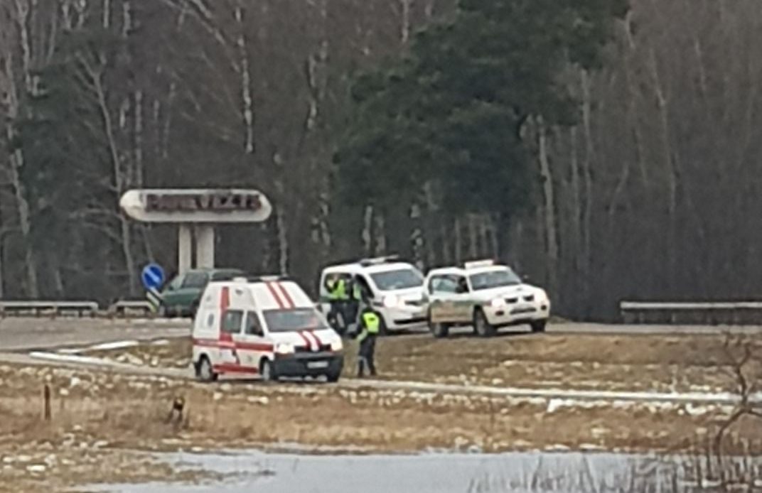 Sekmadienio rytą Velžio seniūnijoje, netoli posūkio į Staniūnų gyvenvietę pro šalį važiuojantys žmonės pastebėjo be sąmonės gulintį žmogų.