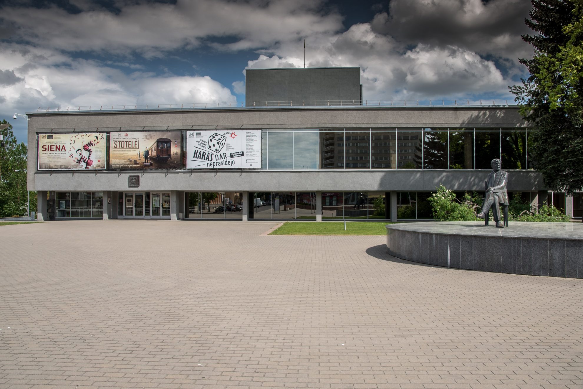 J. Miltinio dramos teatre atidaroma VGTU Architektūros fakulteto IV kurso studentų pirmojo semestro kursinių darbų paroda. Bus pristatytos idėjos, kaip galėtų pasikeisti vieni svarbiausių miesto objektų – „Panevėžio“ viešbutis ir J. Miltinio dramos teatras.