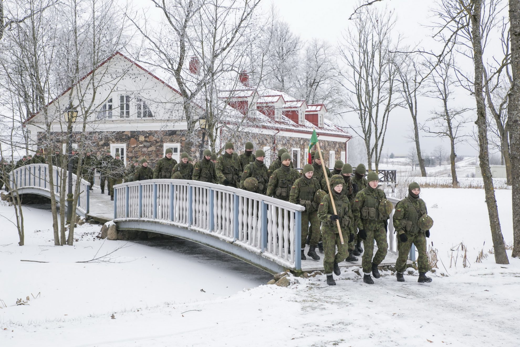 Karaliaus Mindaugo husarų bataliono kariai penktadienio rytą išsirengė į dešimties kilometrų žygį, kurį vainikavo istorijos pamokos Bistrampolio dvare.