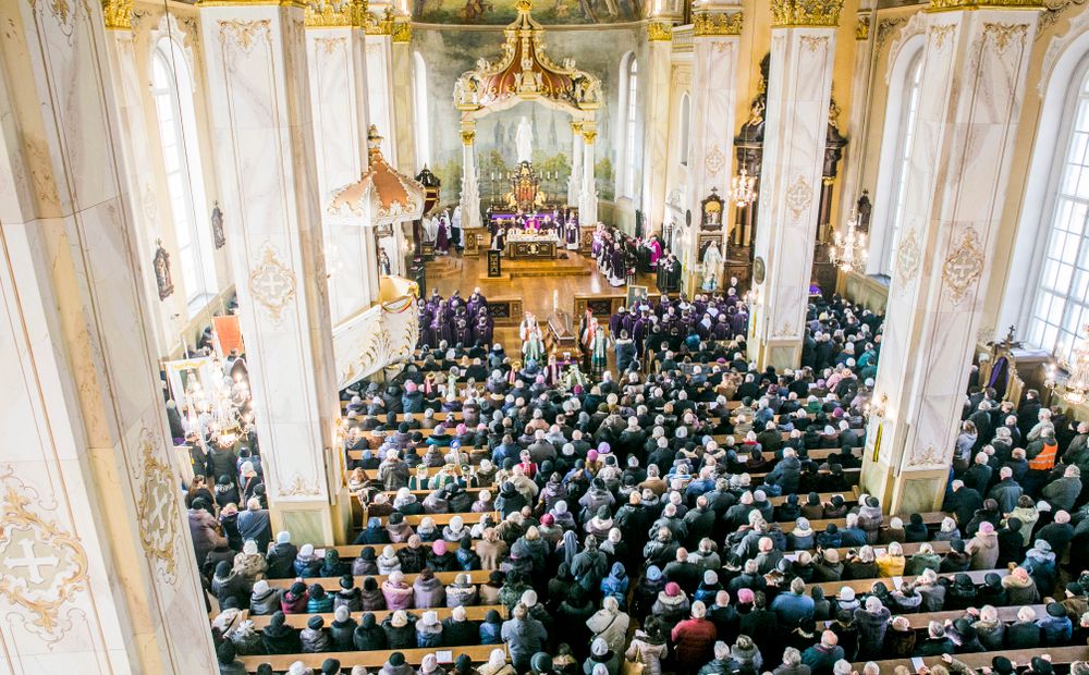 Minia tikinčiųjų ir dvasininkų į paskutinę kelionę palydėjo Panevėžio vyskupą emeritą Juozą Preikšą. Atsisveikinti su velioniu atvyko vyskupai ne tik iš visos Lietuvos, bet net ir Baltarusijos.