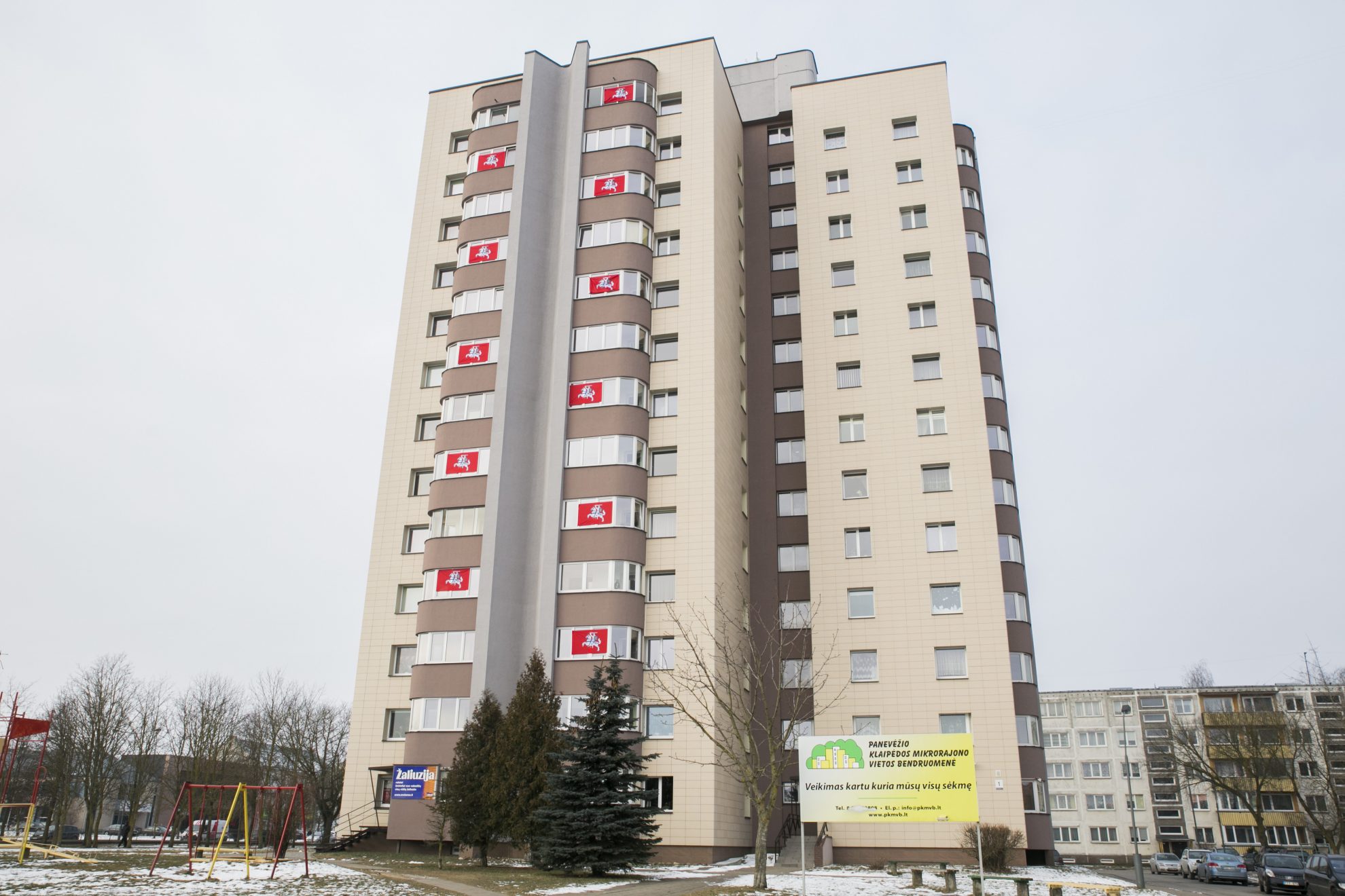 Panevėžiečiai šimtmetį pasitinka ne tik išpuoštomis gatvėmis, bet ir valstybės simboliais padabinę namus, įstaigas ir viešąsias erdves.