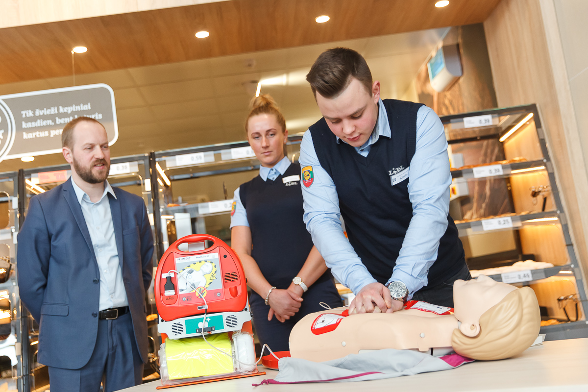 Įėję į „Lidl“ parduotuvę, netoli įėjimo ant sienos pastebėsite dėžutę su matomu užrašu SOS. Jos viduje – automatinis išorinis defibriliatorius, kitaip tariant, prietaisas, atkuriantis normalų širdies ritmą. Tokie įrenginiai šiemet įdiegti visose „Lidl“ prekybos tinklo parduotuvėse.