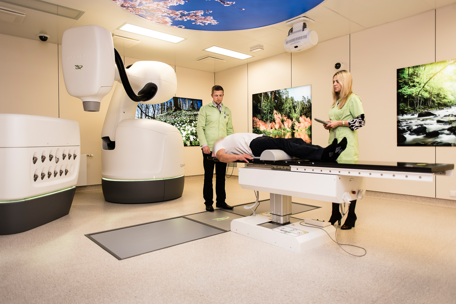 Įvairius prostatos vėžio gydymo metodus išbandęs vyras gailisi, kad iš karto nepradėjo gydytis „CyberKnife“. Modernus robotas gydo greitai, be skausmo, sukelia daug mažiau šalutinių poveikių ir gali padėti ligoniams, kuriems tradiciniai gydymo būdai nebuvo veiksmingi, arba kai pacientai jų vengė dėl galimų sunkių komplikacijų.