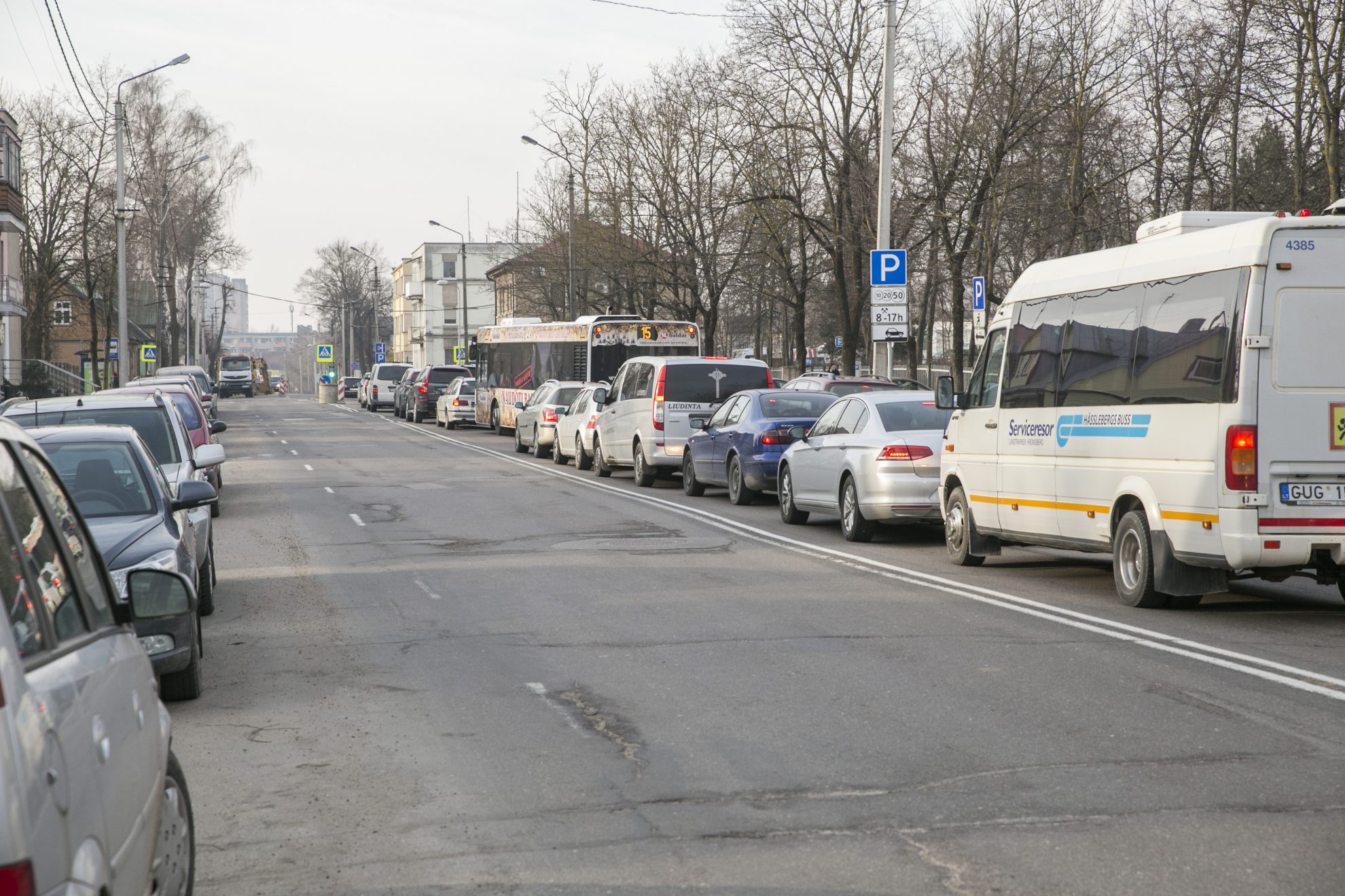 Smėlynės gatve važiuojantys vairuotojai priversti laikyti kantrybės egzaminą. Dėl čia prasidėjusių komunikacijų tvarkymo darbų ir laikinojo šviesoforo automobiliai stringa milžiniškose spūstyse. Tačiau tikrieji vargai tik prasideda. Netrukus bus uždaryta visa Smėlynės gatvė nuo geležinkelio pervažos iki pat miesto ribos, Rožyno mikrorajonas virs apkasais, tad daugeliui kelionė į namus ir atgal taps savotišku iššūkiu.