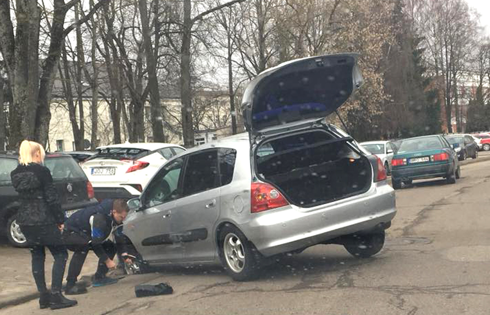 Važinėjant Panevėžio gatvėse gresia ne tik smarkiai pasikratyti per duobes, bet ir į jas įsmukti. Į tokius spąstus pačiame miesto centre, A. Jakšto g., ketvirtadienio rytą pakliuvo mažalitražinio automobilio vairuotoja. Mašina į duobę smuktelėjo net iki pusės rato.