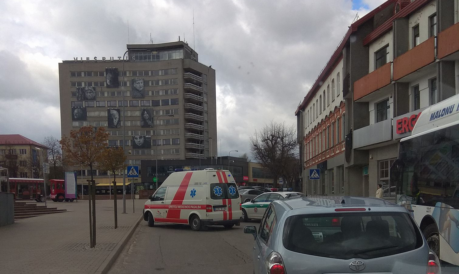 Centrinę Panevėžio Laisvės a. kertanti Elektros g. dėl įvykusios avarijos ketvirtadienį prieš pat vidurdienį tapo sunkiai pravažiuojama.