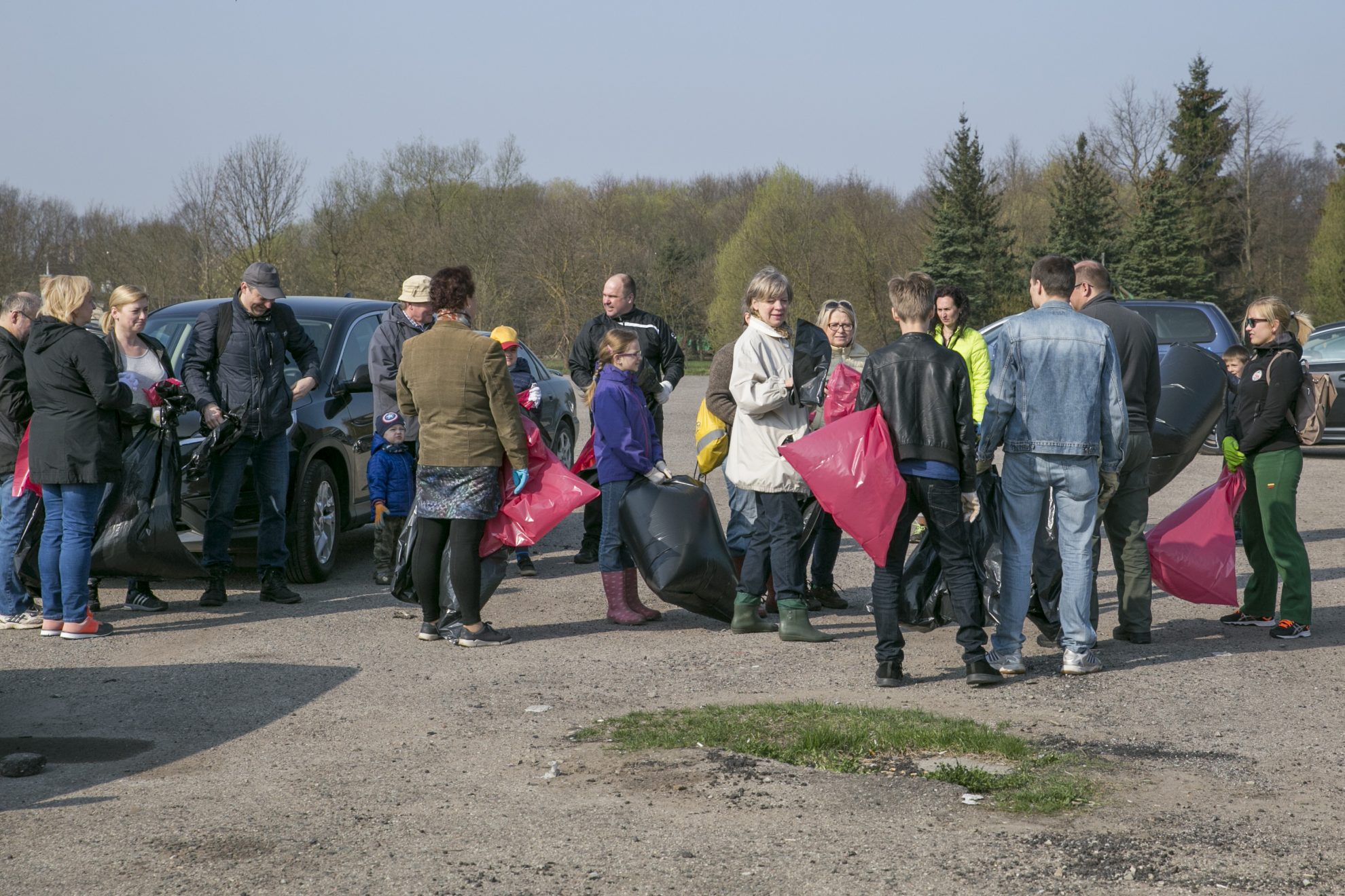 Saulėtą ir gražų šeštadienio rytą vieni lėkė į gamtą atidaryti šašlykų sezono, o kiti čiupo maišus bei grėblius ir puolė švarinti viešąsias erdves. Jau vienuoliktoji akcija „Darom“ Panevėžyje bei rajone sutraukė nemažą būrį entuziastų – kas gražino parkus ir paupius, kas senąsias miesto kapines, o kas šiukšles traukė iš Nevėžio upės.