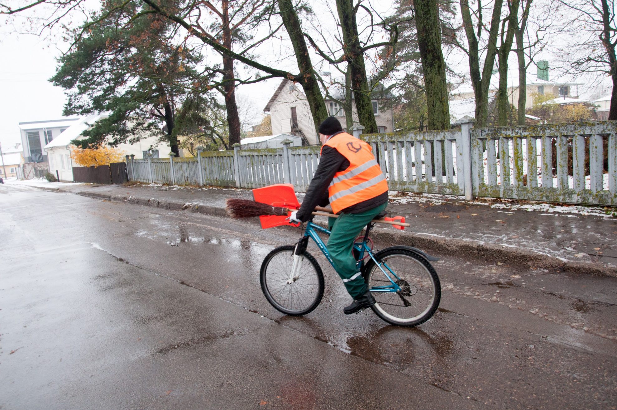 Lietuvos miestai jau po truputį iš gatvių ima valyti per žiemą susikaupusį purvą ir šiukšles. Tačiau lėtai ateinanti šiluma vis dar trukdo šiuos darbus atlikti transporto priemonėmis, tad su aplinkos tarša kietosiomis dalelėmis kol kas kovojama šluotomis.