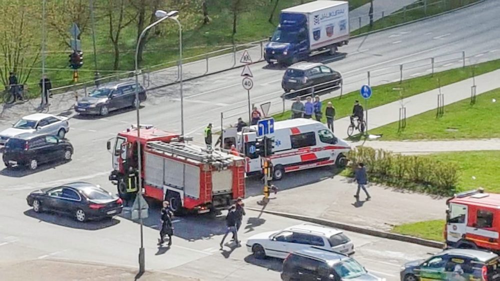 Dviem vairuotojoms susidūrus vienoje miesto sankryžoje, prireikė ne tik policijos, bet ir medikų bei ugniagesių pagalbos.