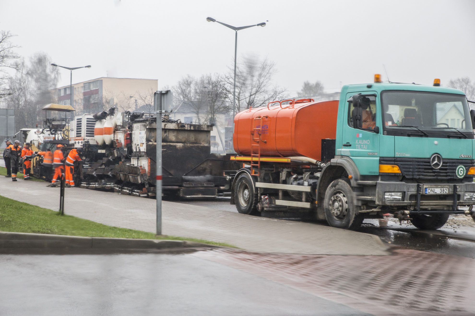 Naktį Panevėžio gatves karštojo regeneravimo būdu remontavę kelininkai išgąsdino gyventojus, o šie ant kojų sukėlė ugniagesius.