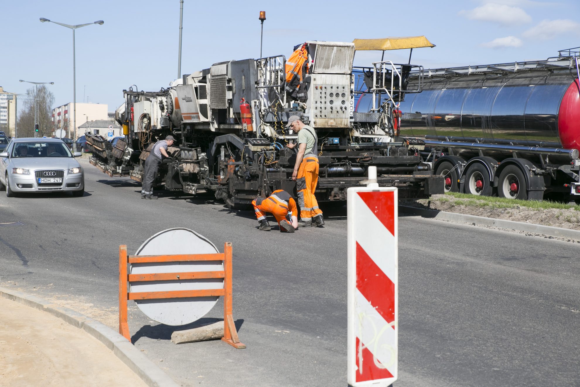 Su atėjusiu pavasariu į miesto gatves grįžo ir „pragaro mašina“. Žadama, kad jau šią savaitę bus baigta tvarkyti Nemuno gatvės atkarpa. Kad gyventojams būtų kuo mažiau nepatogumų, kelininkai judrią Nemuno ir Parko gatvių sankryžą tvarkė dvi naktis, tačiau nesklandumų, o kai kada net ir avarinių situacijų neišvengta.