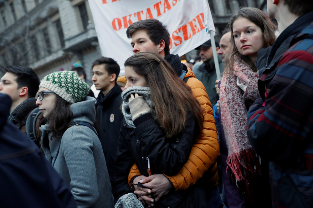 Nors daugelis jaunų vengrų nepritaria premjero Viktoro Orbano vykdomai politikai, jie greičiausiai nepakeis sekmadienį vykstančių Vengrijos rinkimų baigties.