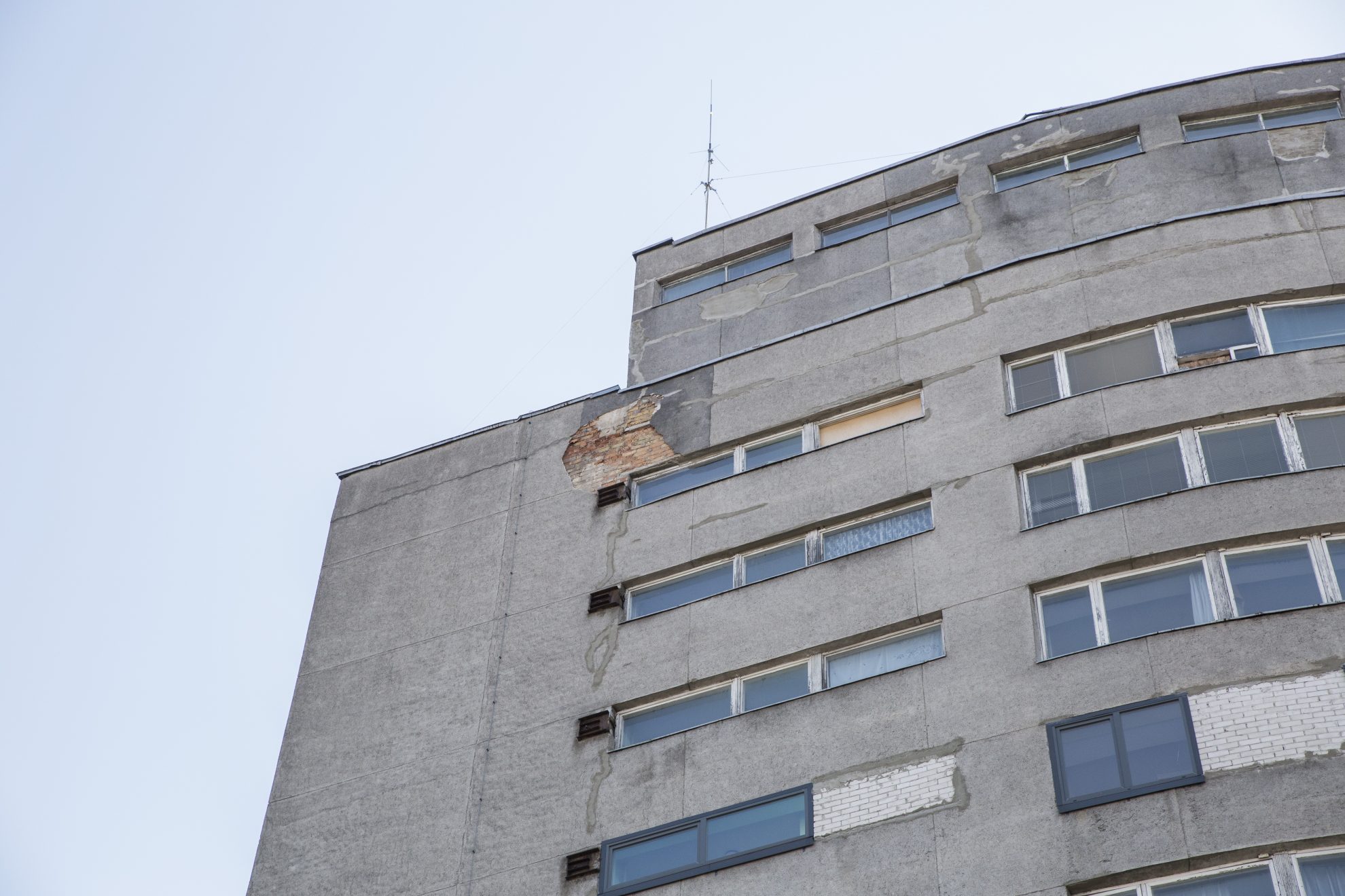 Panevėžio centre stūksantis ir pagal tikrąją paskirtį šiuo metu mažai naudojamas daugiaaukštis viešbutis tampa ne traukos, o grėsmės objektu. Savaitgalį papūtus gūsingam vėjui, nuo pastato atitrūko dalis konstrukcijos.