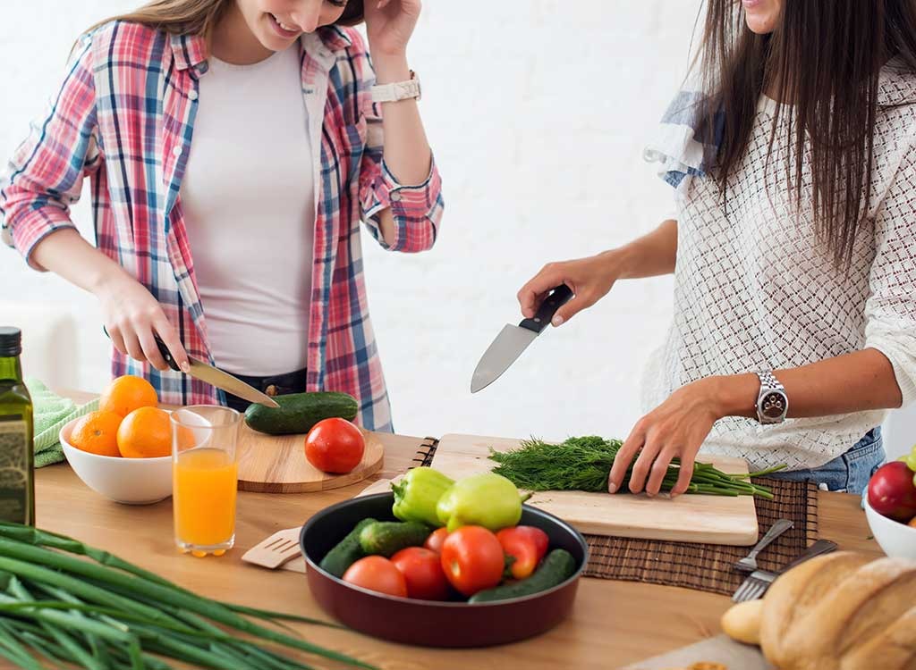 Atėjus pavasariui, daugelis susirūpina kūno linijomis. Šturmuojamos ne tik sporto salės – ryžtamasi net imtis griežčiausių dietų. Bet nors po savaitės badmiriavimo vienais grikiais ar kopūstiene drabužiai dailiau nugula ant kūno, ėmus maitintis įprastai nepageidaujami kilogramai ir vėl sugrįžta. O kai kada dar su kaupu.