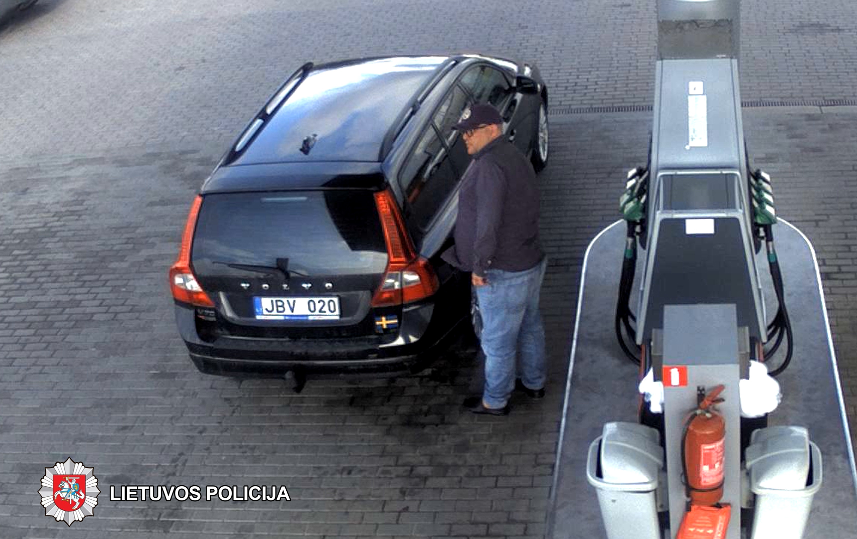 2018-05-15 17.57 val. juodos spalvos automobiliu VOLVO V70 į Panevėžio r., Naujamiesčio sen., Nausodės k. esančią degalinę atvykęs vyras užsipylė 67.54 litrus dyzelinio kuro, už kurį nesusimokėjęs išvažiavo.