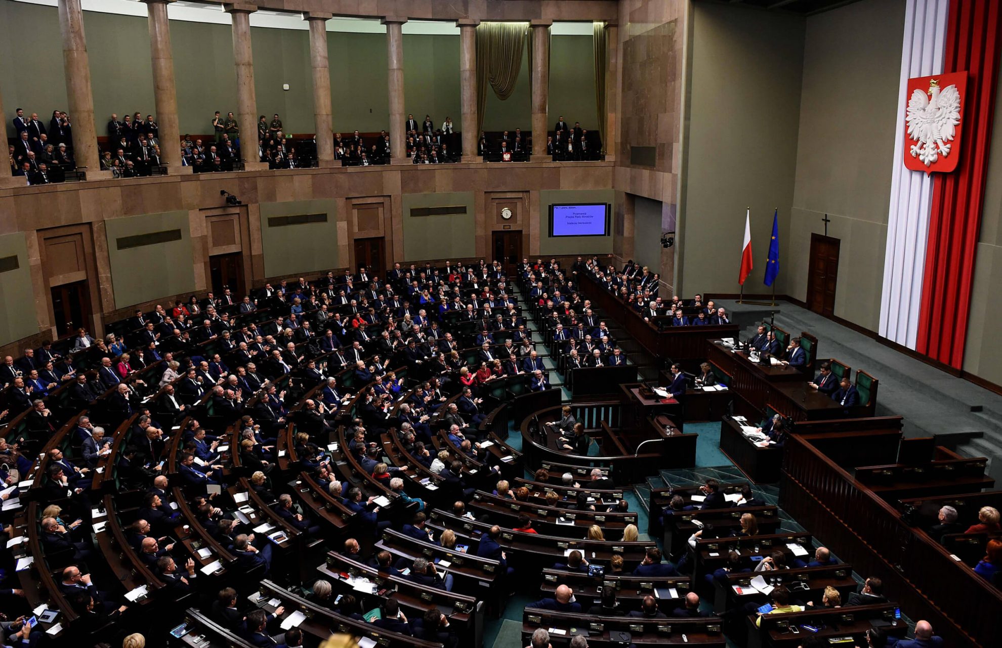 Reaguodami į visuomenės pasipiktinimą dėl pernai išmokėtų dosnių premijų ministrams, Lenkijos parlamentarai nubalsavo už politikų algų sumažinimą