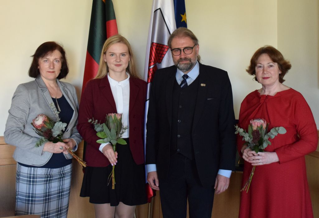 Šiandien K. Paltaroko gimnazijos II klasės mokinei Rusnei Šipelytei už labai gerą literatūrinį vertimą iš vokiečių kalbos, mergaitę rengusioms lietuvių kalbos mokytojoms Irenai Savickienei ir vokiečių kalbos mokytojai Audronei Survilienei įteiktos kalbininko Petro Būtėno 2018 m. premijos.