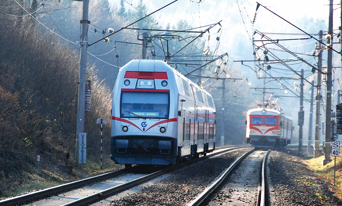 Pasauliui vis darniau planuojant aplinką saugančius sprendimus, naftos produktais maitinamam transportui lenktyniauti darosi sunku.