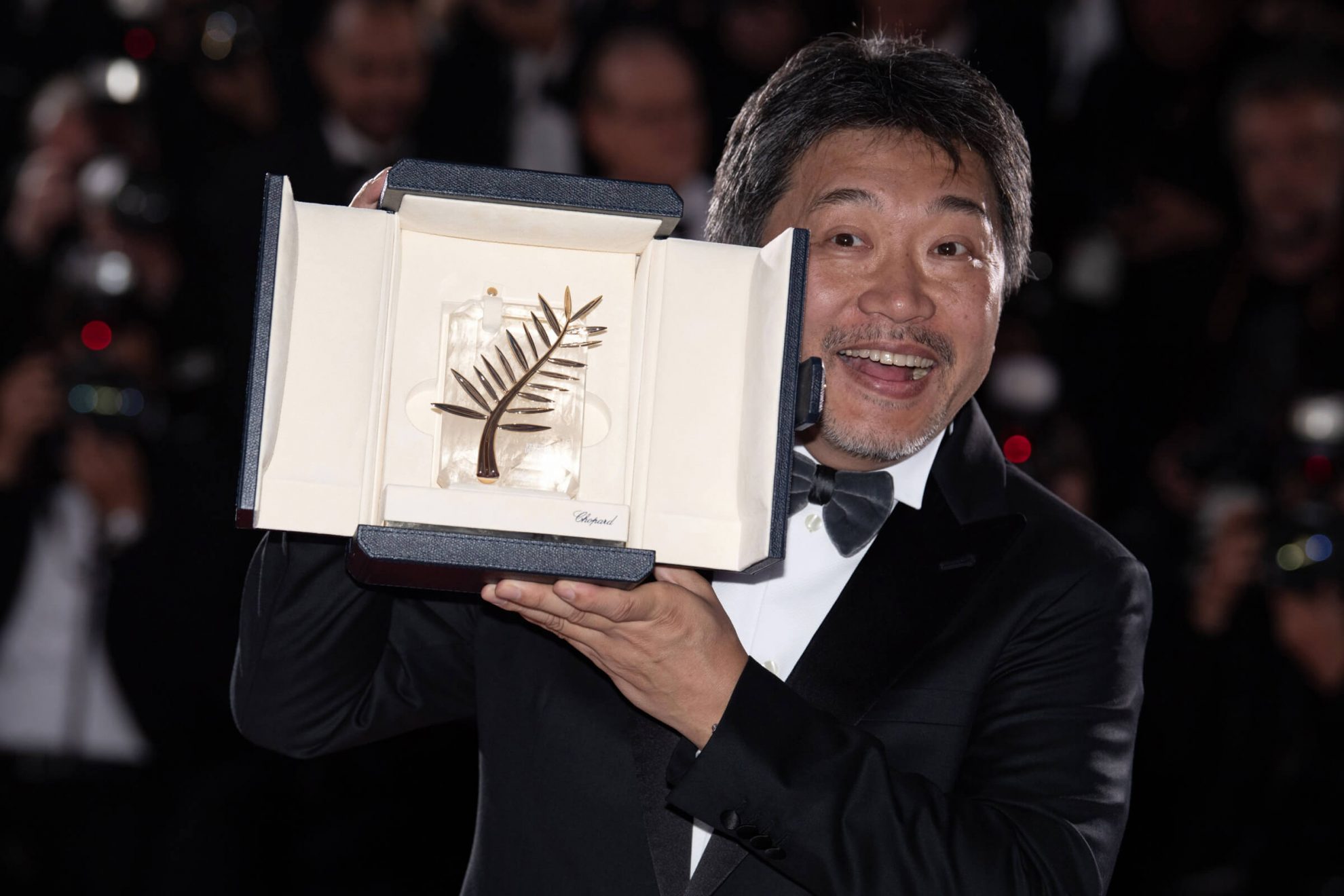 Japonų režisieriaus veterano Hirokazu Kore-edos širdį veriantis filmas „Shoplifters“ šeštadienį pelnė pagrindinį 71-ojo Kanų kino festivalio apdovanojimą „Auksinę palmės šakelę“.