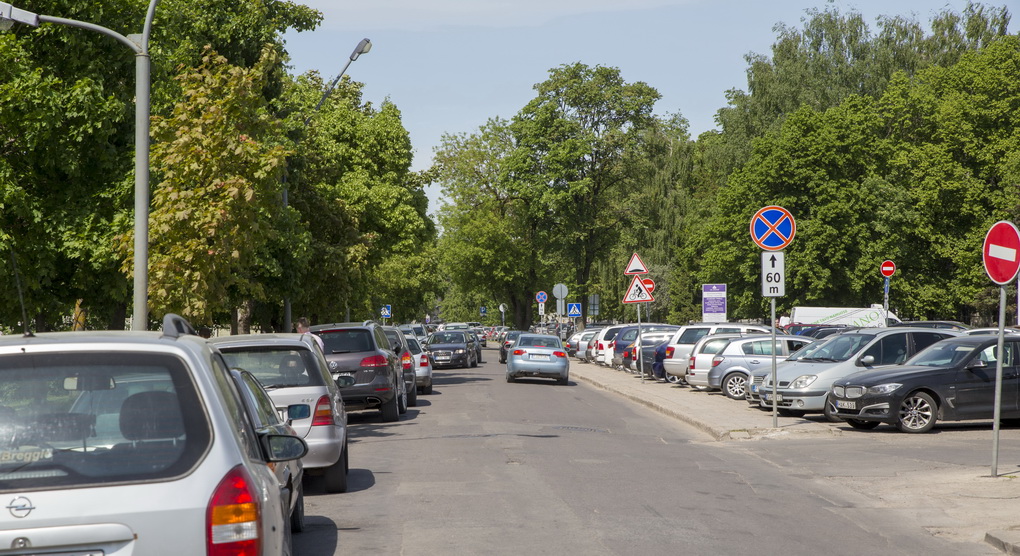 Nuo automobilių dūstanti A. Jakšto gatvė jau netrukus turėtų sulaukti savo renesanso. Panevėžiečiai ilgą laiką buvo maitinami pažadais šioje vietoje įrengti požeminę automobilių stovėjimo aikštelę ir taip išspręsti transporto statymo klausimą, tačiau tai ir liko tuščiomis kalbomis.