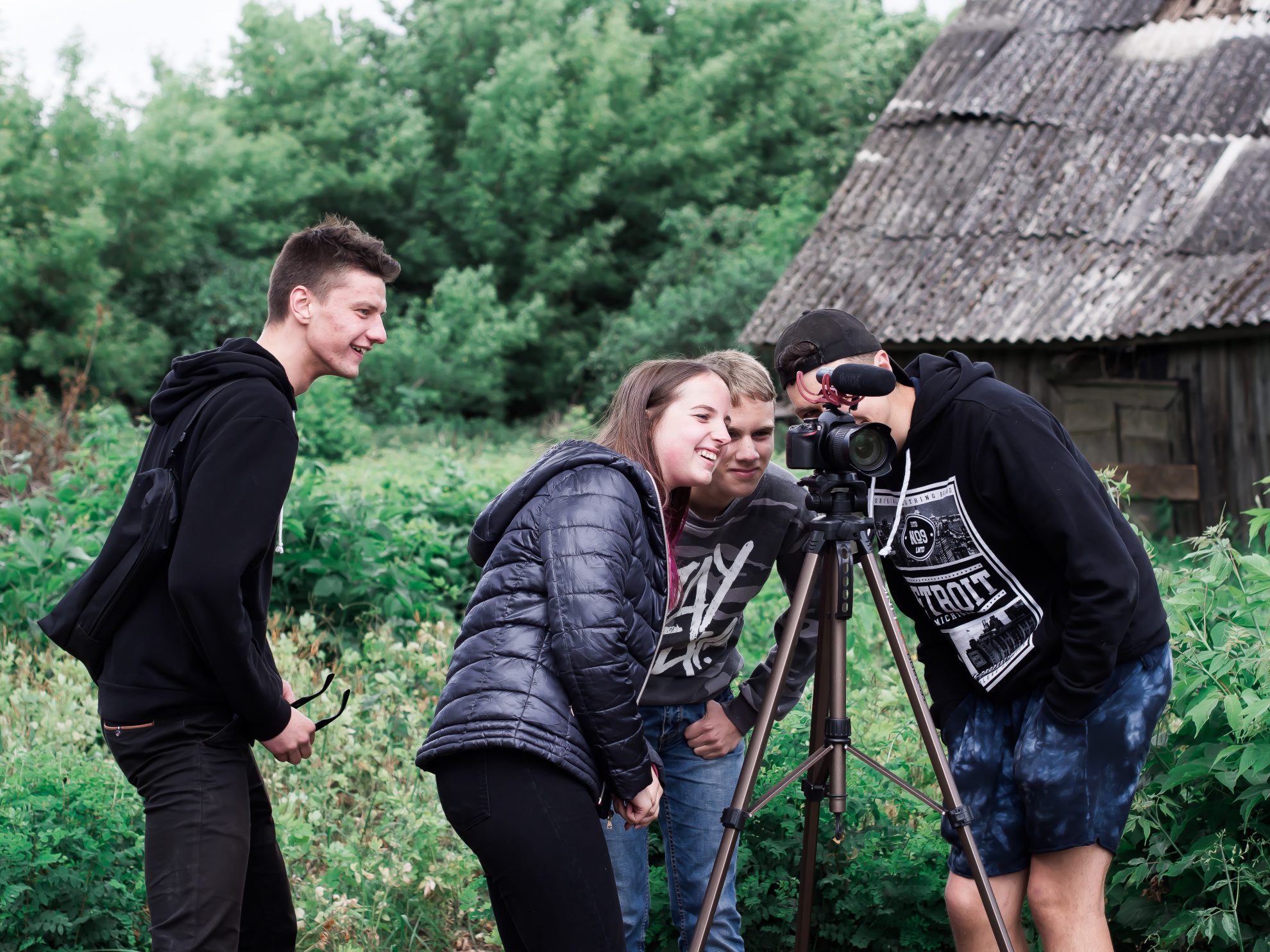 Kino centras „Garsas“ kviečia 16-19 metų jaunimą į kino dirbtuvių stovyklą birželio 25-29 dienomis. Tai puiki galimybė prasmingai praleisti laiką bendraamžių būryje, o taip pat susipažinti su kino profesionalu, režisieriumi Antanu Gluskinu ir iš jo perimti žinias apie kino kūrimo subtilybes.