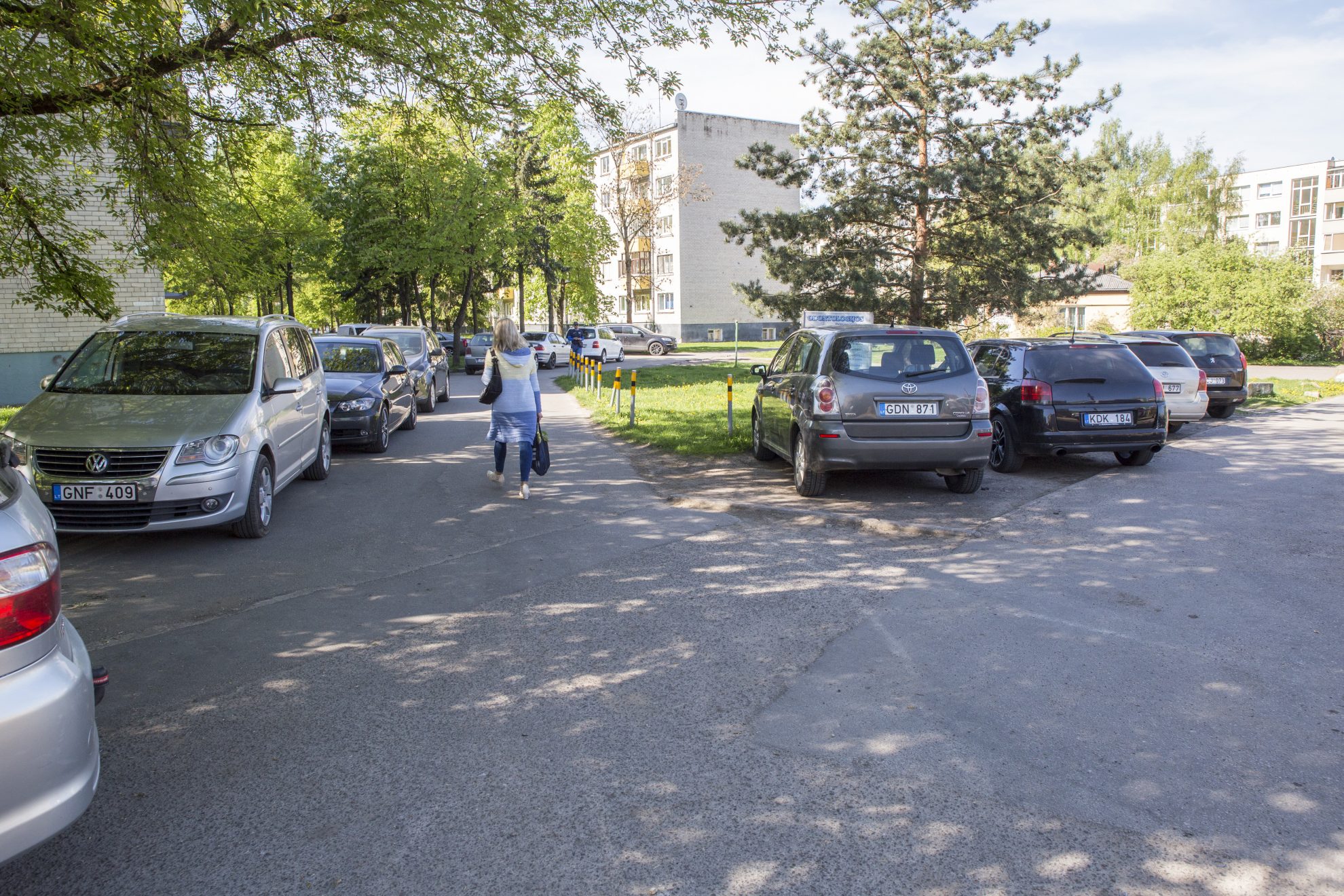 Panevėžio centro gyventojai jaučiasi taip, lyg būtų sugrūsti į silkių statinę. Centrinio turgaus pašonėje dėl pririkiuotų automobilių vietos nebėra ne tik daugiabučių namų kiemuose, mašinų pilna ir vaikų žaidimo aikštelėse, ant vejos bei takų.