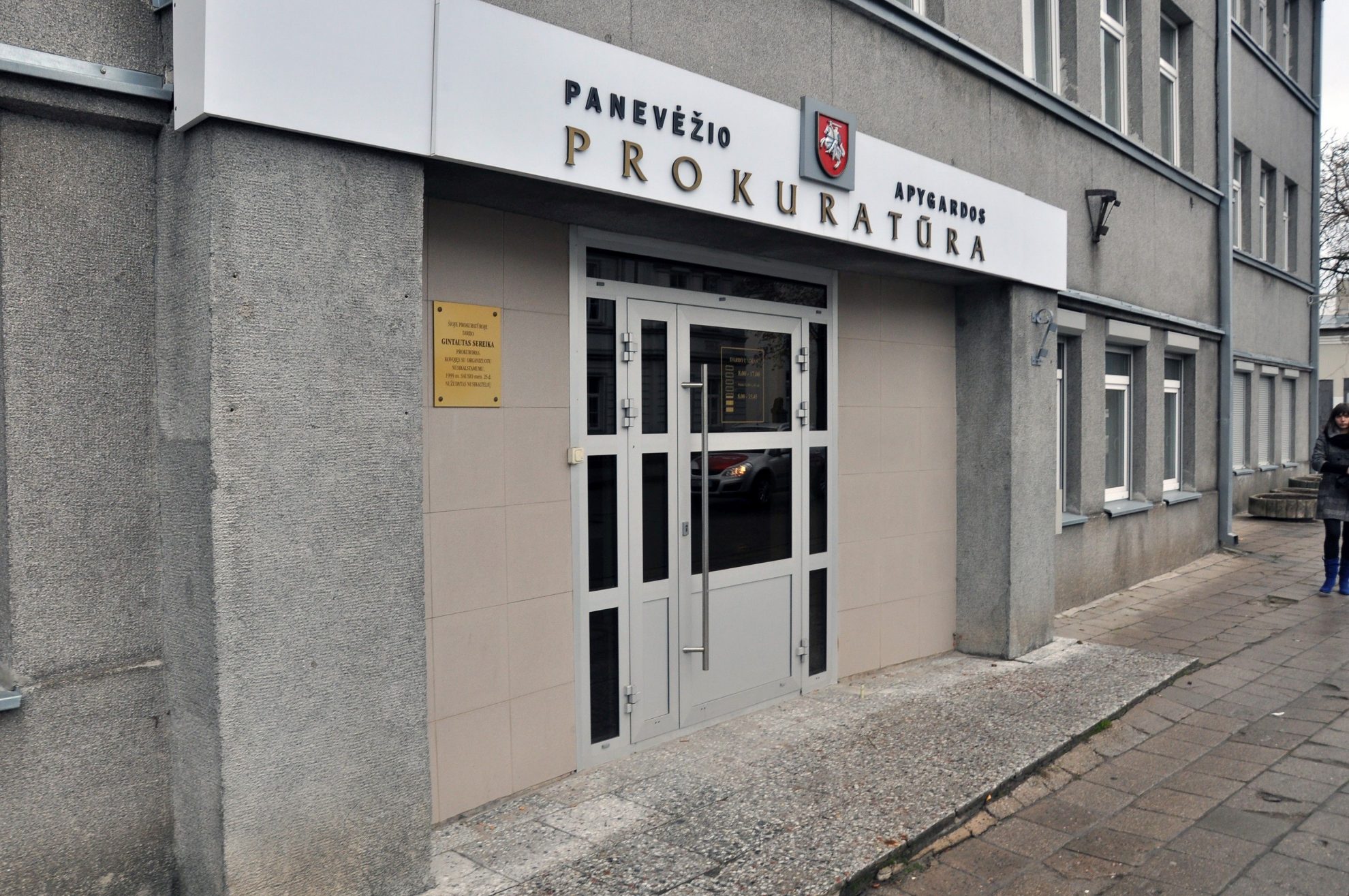 Panevėžio apygardos prokuratūra šiandien kreipėsi į teismą, prašydama suimti 59 metų Panevėžio rajono gyventoją K. Š. Jis įtariamas neblaivus automobiliu sužalojęs savo buvusią sutuoktinę ir beveik pusę paros nepasirūpinęs, kad sužalotai moteriai būtų suteikta pagalba.