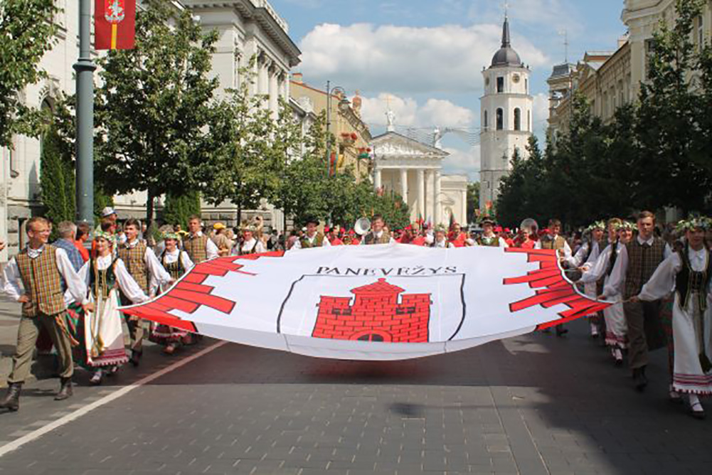 Dainų ir šokių švenčių tradicija yra ypač svarbi Lietuvos žmonėms. Ji yra įgijusi tarptautinį pripažinimą, paskelbta žmonijos žodinio nematerialaus paveldo šedevru, UNESCO įrašyta į Reprezentatyvųjį žmonijos nematerialaus kultūros paveldo sąrašą.