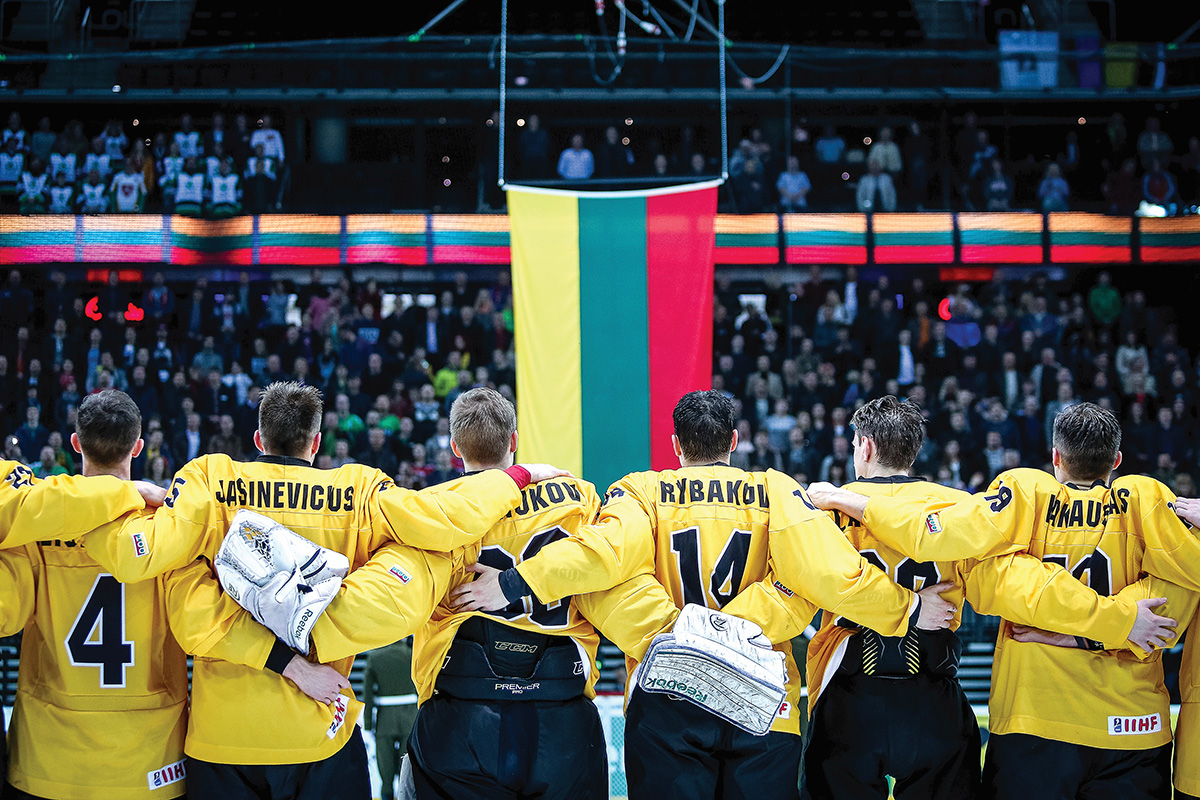 Kol merdintis Lietuvos futbolas krenta į vis gilesnes žemumas ir lyg išganymo laukia naujų stadionų, iš krepšinio šešėlio sėkmingai lenda anksčiau lietuvių primirštos sporto šakos