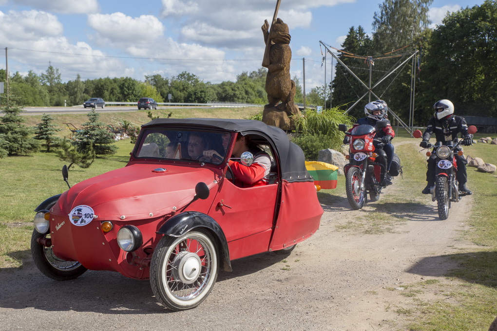 Motociklų motociklu jau antrąkart festivalyje pripažintą „Jawa Velorex Oskar 16/250“ jo savininkas Pavel Zdanovič sako prikėlęs iš metalo krūvos – modeliui nuo nulio atkurti prireikė poros metų ir pagal užsakymą gamintų detalių. V. BULAIČIO nuotr.