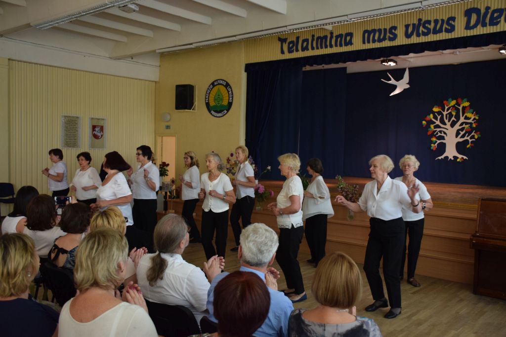 Panevėžio miesto meras Rytis Račkauskas ir tarybos narė Švietimo ir mokslo komiteto pirmininkė Loreta Masiliūnienė dalyvavo Trečiojo amžiaus universiteto Panevėžio fakulteto (TAU PF) mokslo metų baigimo šventėje.