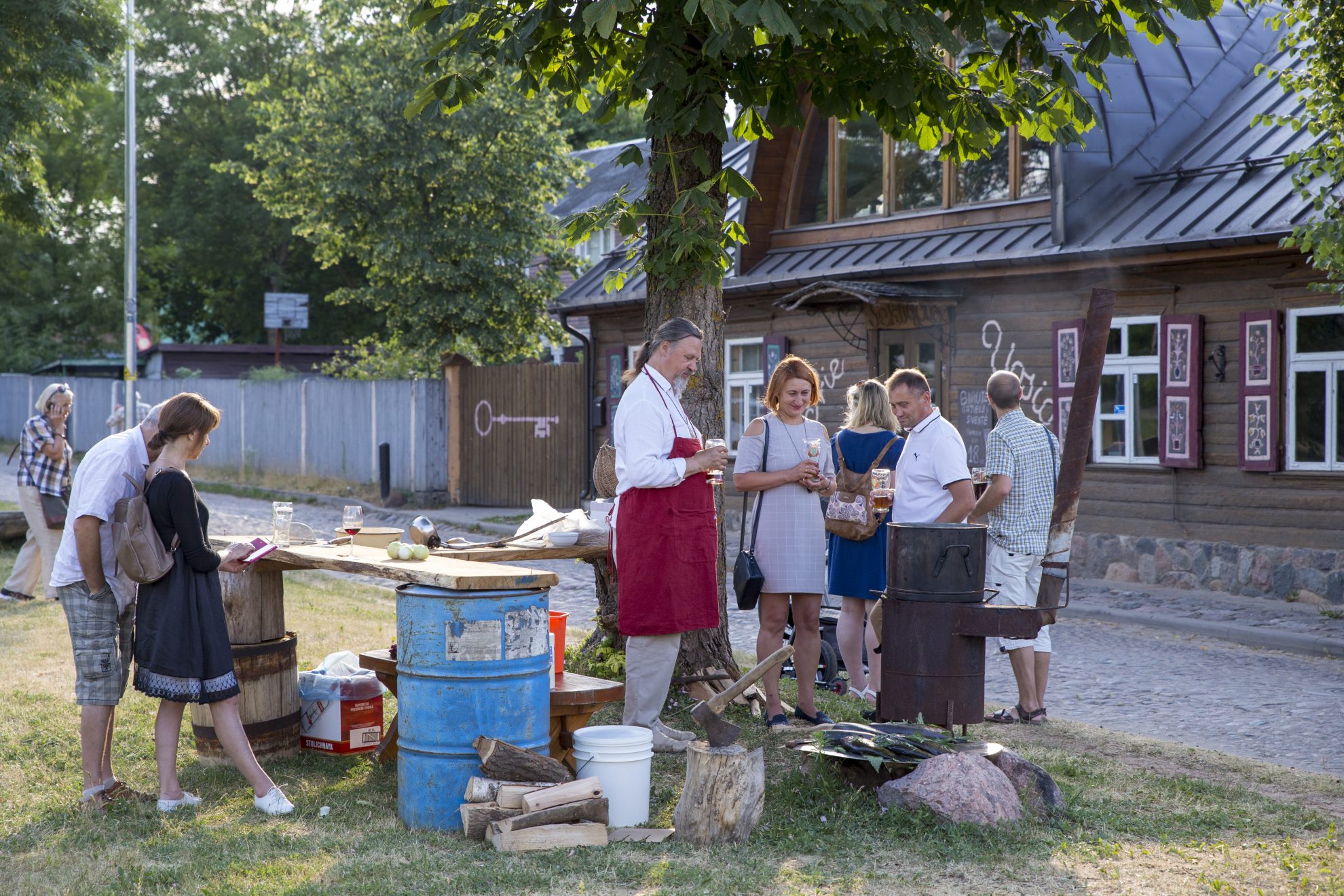 Tvankų šeštadienio vakarą į miesto centre esančią vieną seniausių miesto gatvių rinkosi jos gyventojai ir miestelėnai. Tradiciškai savaitę prieš Jonines čia paminėta Birutės gatvės diena, tad susirinkusieji galėjo ne tik kvapnia žuviene pasivaišinti, tačiau ir smagiai praleisti laiką.