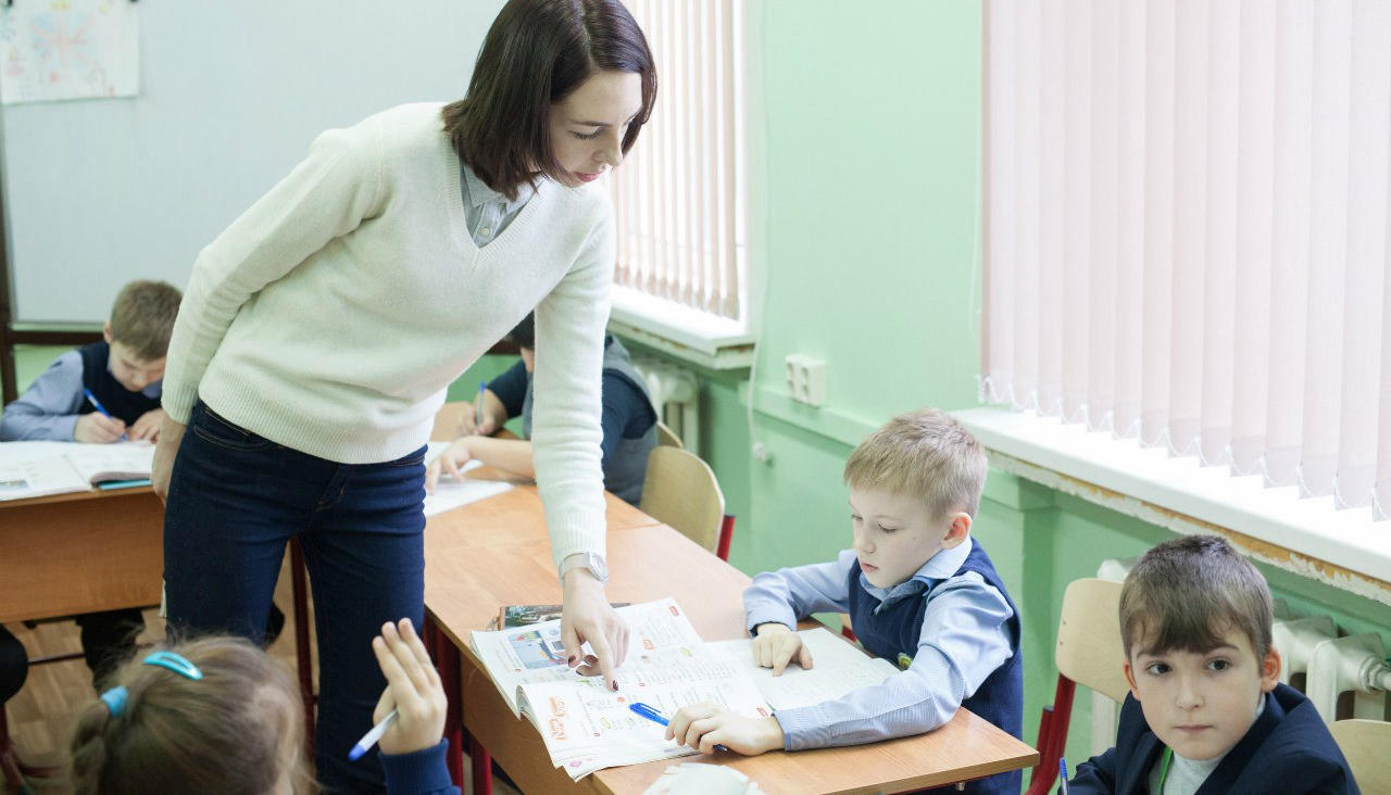 Mažėjant mokinių skaičiui ir darbo krūviams, o mokyklose sukantis reformoms, mokytojams ir darželių auklėtojams veriasi galimybė nemokamai įgyti antrą kvalifikaciją. Tiesa, su tam tikrais reikalavimais.