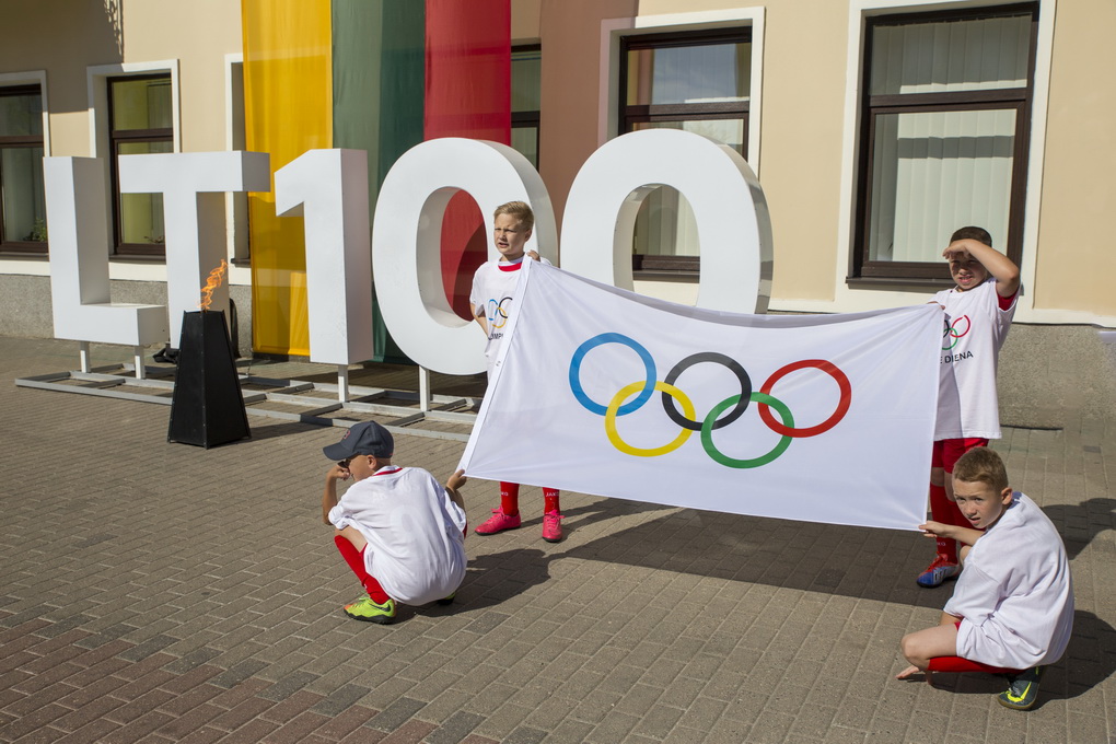 Šiandien Panevėžyje startavo 29-oji Olimpinė diena. Šventė, kaip dera, prasidėjo tradiciniu Olimpinio deglo nešimu ir aukuro įžiebimo ceremonija.