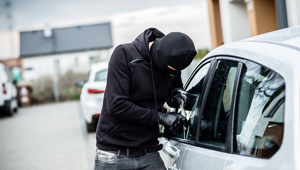 Nelinksmai antradienio rytas prasidėjo keliems į darbą skubantiems panevėžiečiams, radusiems nusiaubtus automobilius. Vagys darbavosi kone visame mieste – automobiliai apšvarinti viena nuo kitos gerokai nutolusiose gatvėse.