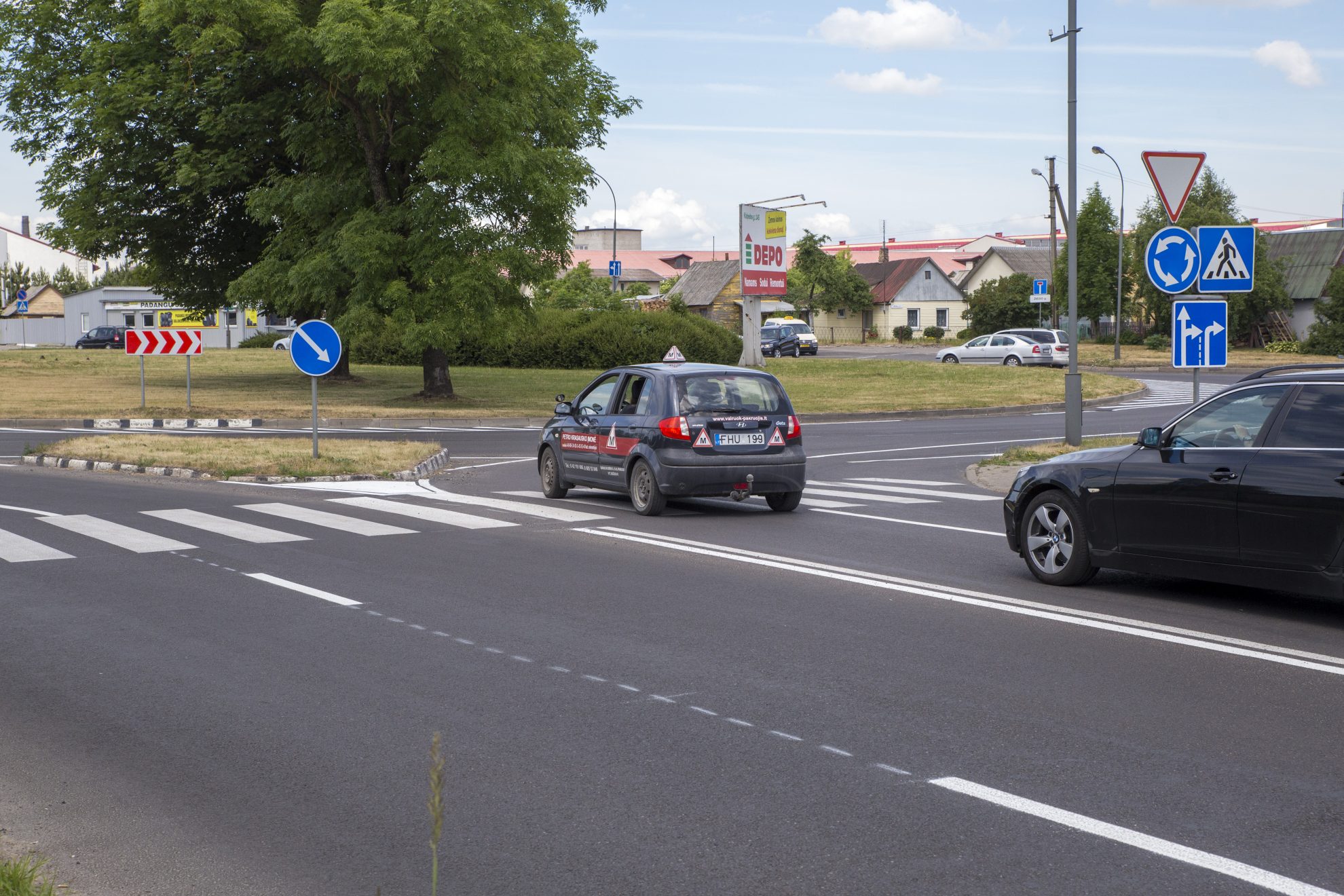 Pagal principą „vairuoju, kaip noriu“ įpratusiems Nemuno g. žiede važiuoti vairuotojams nubraižytos eismo juostos tapo sunkiai įveikiamu iššūkiu.