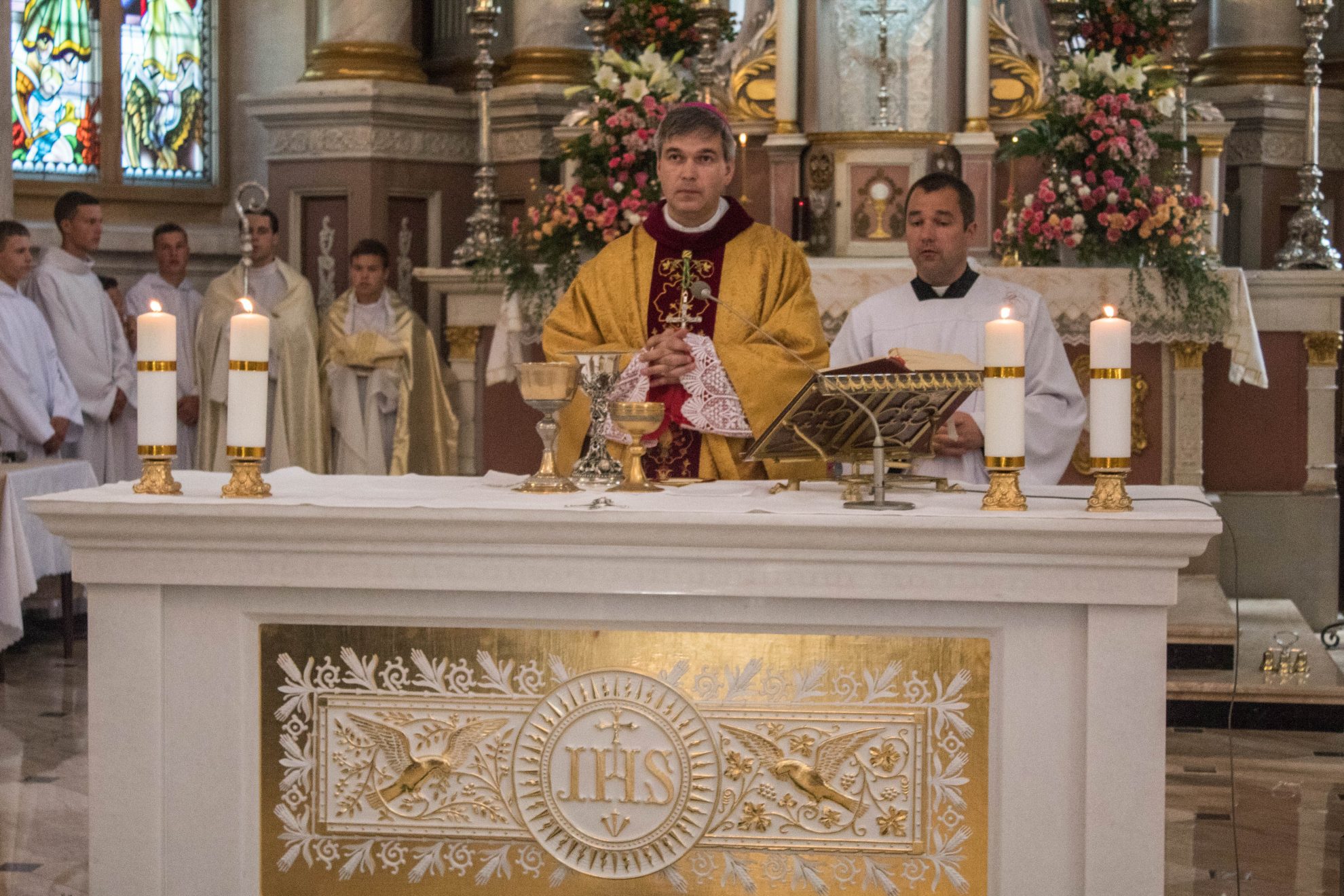 Panevėžio Šv. Apaštalų Petro ir Povilo bažnyčia gali didžiuotis įspūdingu nauju altoriumi. Iš graikinio marmuro ir paauksuotų medžio drožinių pagamintas jis šiandien iškilmingas pašventintas vyskupo Lino Vodopjanovo.