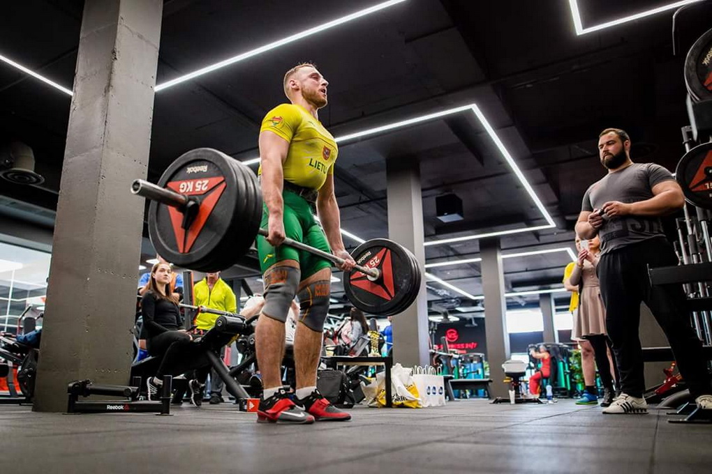 Neretai per žiemą priaugę vieną kitą papildomą kilogramą jau pavasarį pradedame varstyti sporto klubo duris. Ryžto ne visada ir ne visiems pakanka ilgam, tačiau, kaip sako planetos svarsčių kilnojimo rekordininkas, 26-erių asmeninis treneris Artūras BALNIONIS, net menkiausias žingsnis į priekį yra sveikintinas. Svarbiausia – apsišarvuoti kantrybe, nes rezultatai per dieną neatsiranda.