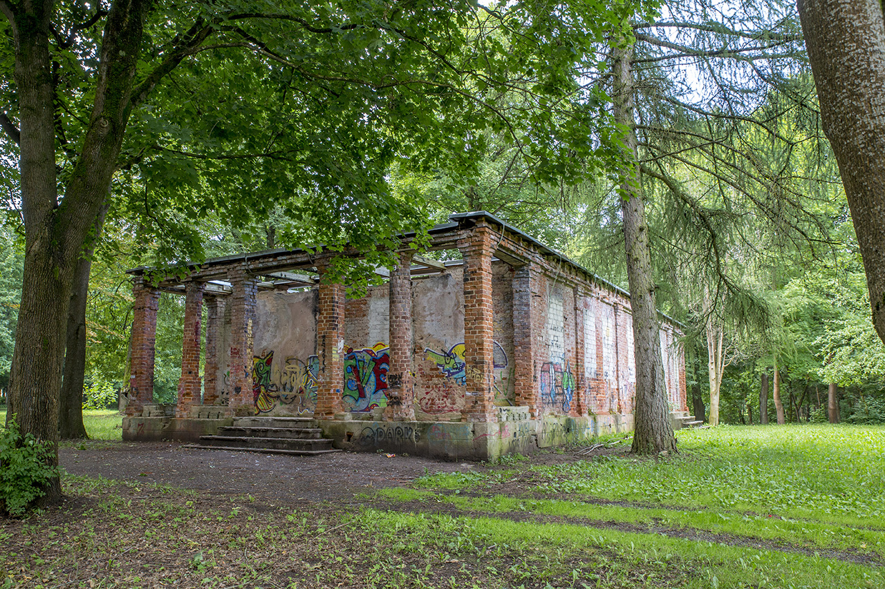 Jau šį rudenį seniausias miesto parkas sulauks sunkiosios technikos. Planuojama, kad per maždaug pusantrų metų panevėžiečių traukos vieta pasikeis neatpažįstamai. Tam iš įvairių Europos Sąjungos struktūrinių fondų numatyta per du milijonus eurų, o parke stūksančiai poeto Juozo Čerkeso- Besparnio sodybos ansamblio rekonstrukcijai ir plėtrai – dar apie 2,5 milijono eurų.