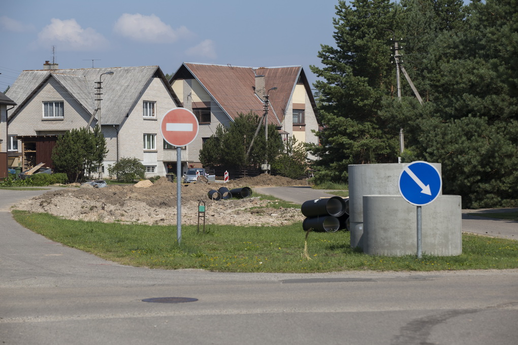 Rožyno mikrorajone prasidėję lietaus vandens surinkimo sistemų diegimo darbai smarkiai papiktino vietos gyventojus.