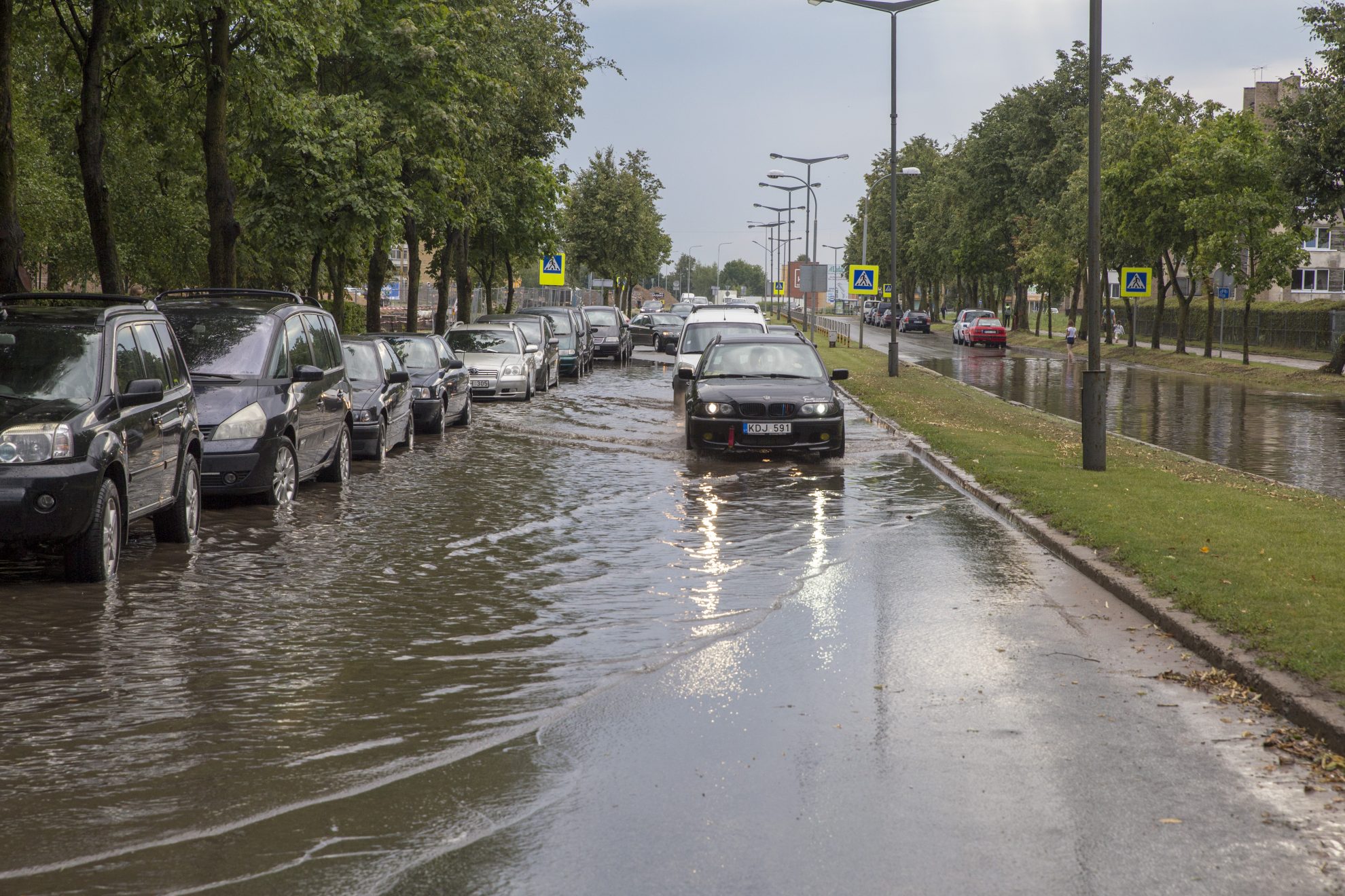 Vakar Panevėžyje praūžusi vėtra lietumi užtvindė gatves, laužė medžius.