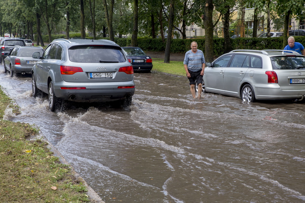 Darbo dienai baigiantis, stichija pasiekė ir Panevėžį. Sekundės.lt fotoreportaže – vaizdai iš smarkiausios šią vasarą liūties nupraustų gatvių.